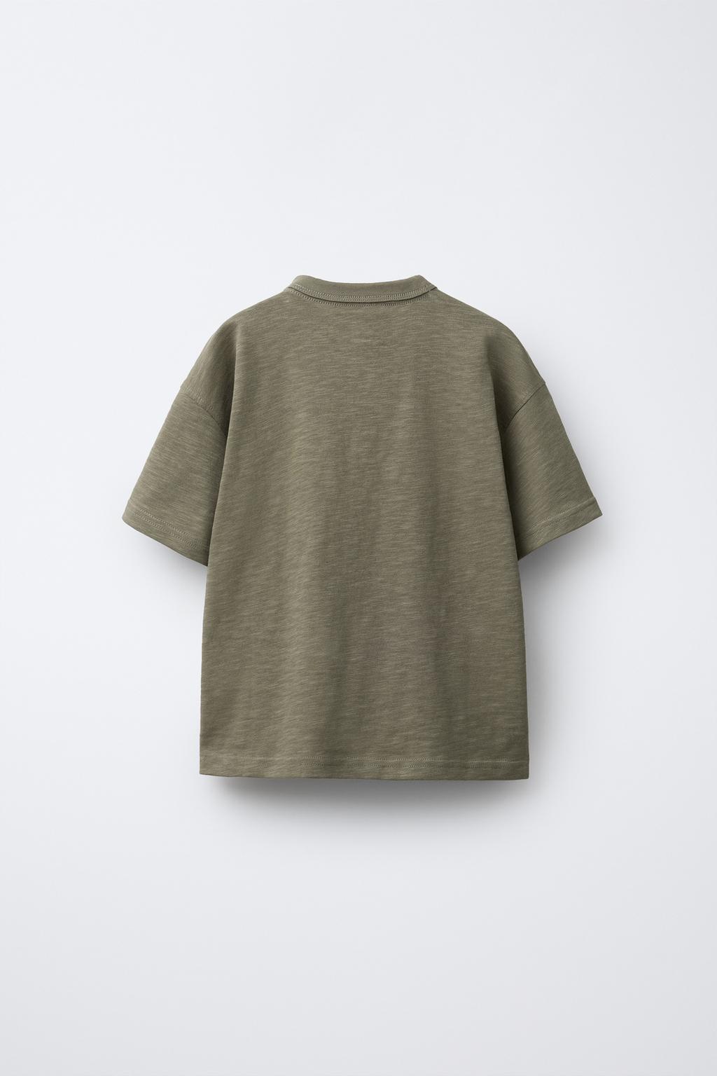 ОДНОТОННАЯ ФУТБОЛКА С ВОРОТНИКОМ НА ПУГОВИЦАХ