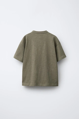 Однотонная футболка с воротником на пуговицах- Заказать в России