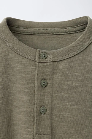 Однотонная футболка с воротником на пуговицах- Заказать в России