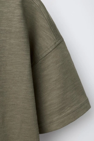 Однотонная футболка с воротником на пуговицах- Заказать в России