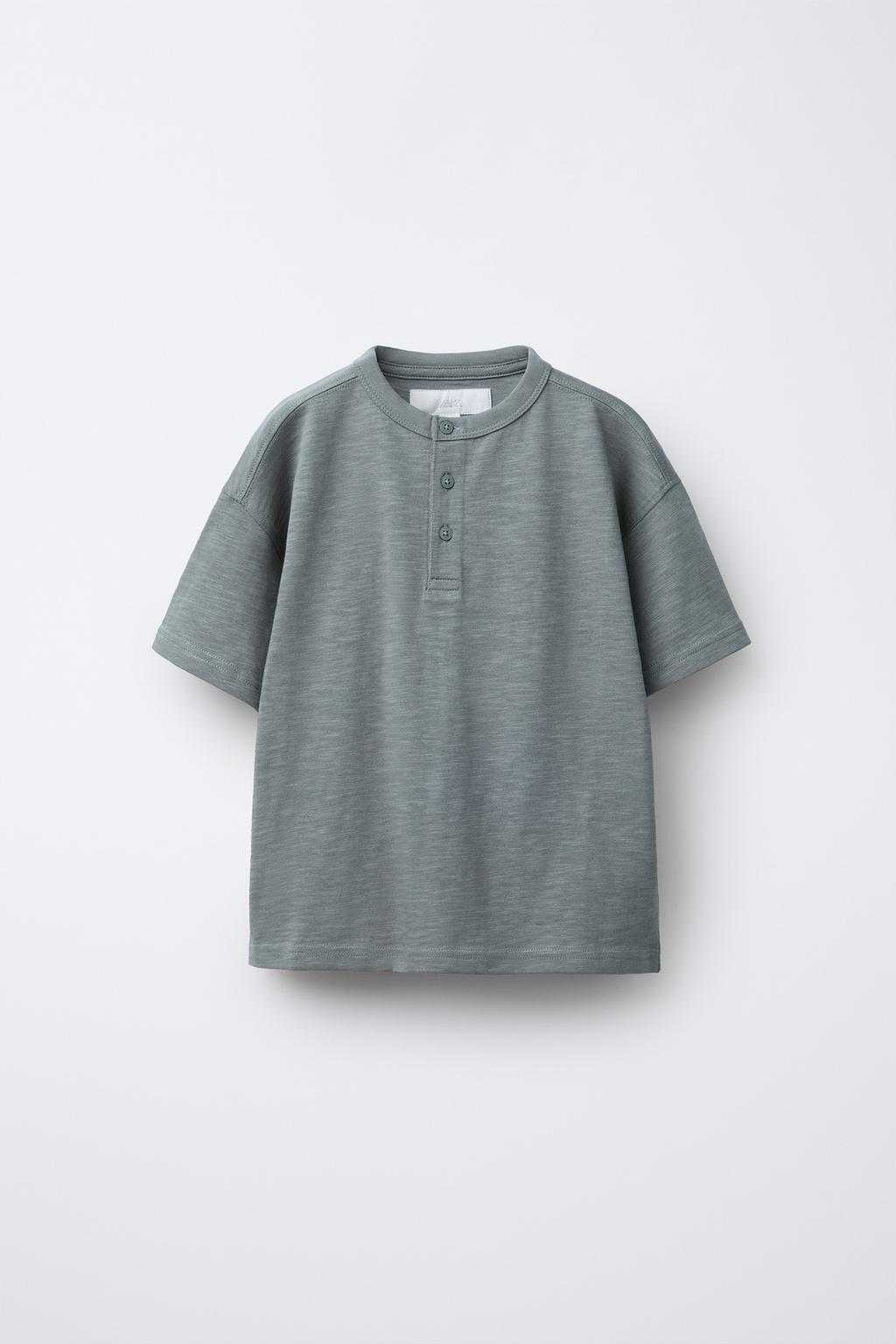 ОДНОТОННАЯ ФУТБОЛКА С ВОРОТНИКОМ НА ПУГОВИЦАХ