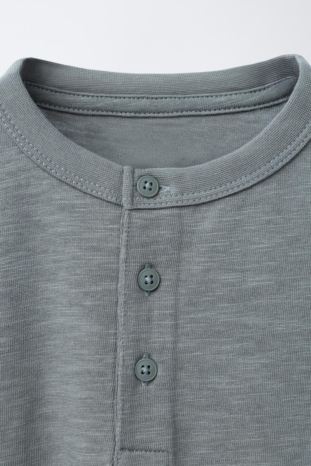 ОДНОТОННАЯ ФУТБОЛКА С ВОРОТНИКОМ НА ПУГОВИЦАХ