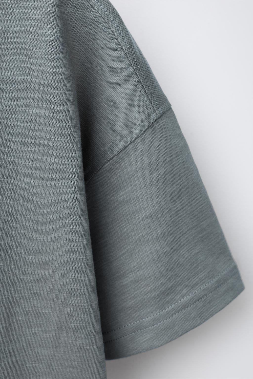 ОДНОТОННАЯ ФУТБОЛКА С ВОРОТНИКОМ НА ПУГОВИЦАХ