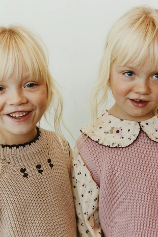 Рубашка с цветочным принтом и трикотажным жилетом- Заказать в России