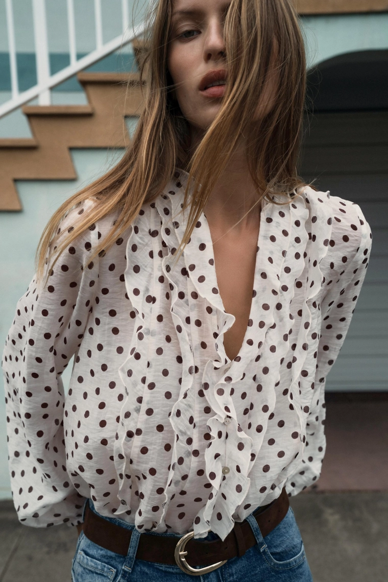 Блуза с оборками и горошками