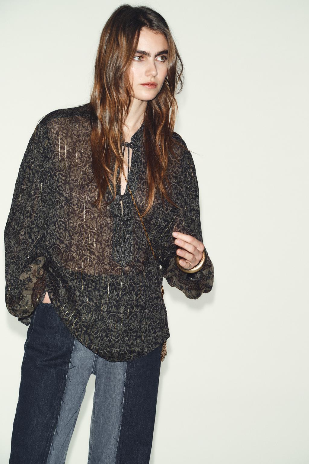 БЛУЗА ИЗ ТКАНИ С ПРИНТОМ И БЛЕСТЯЩЕЙ НИТЬЮ