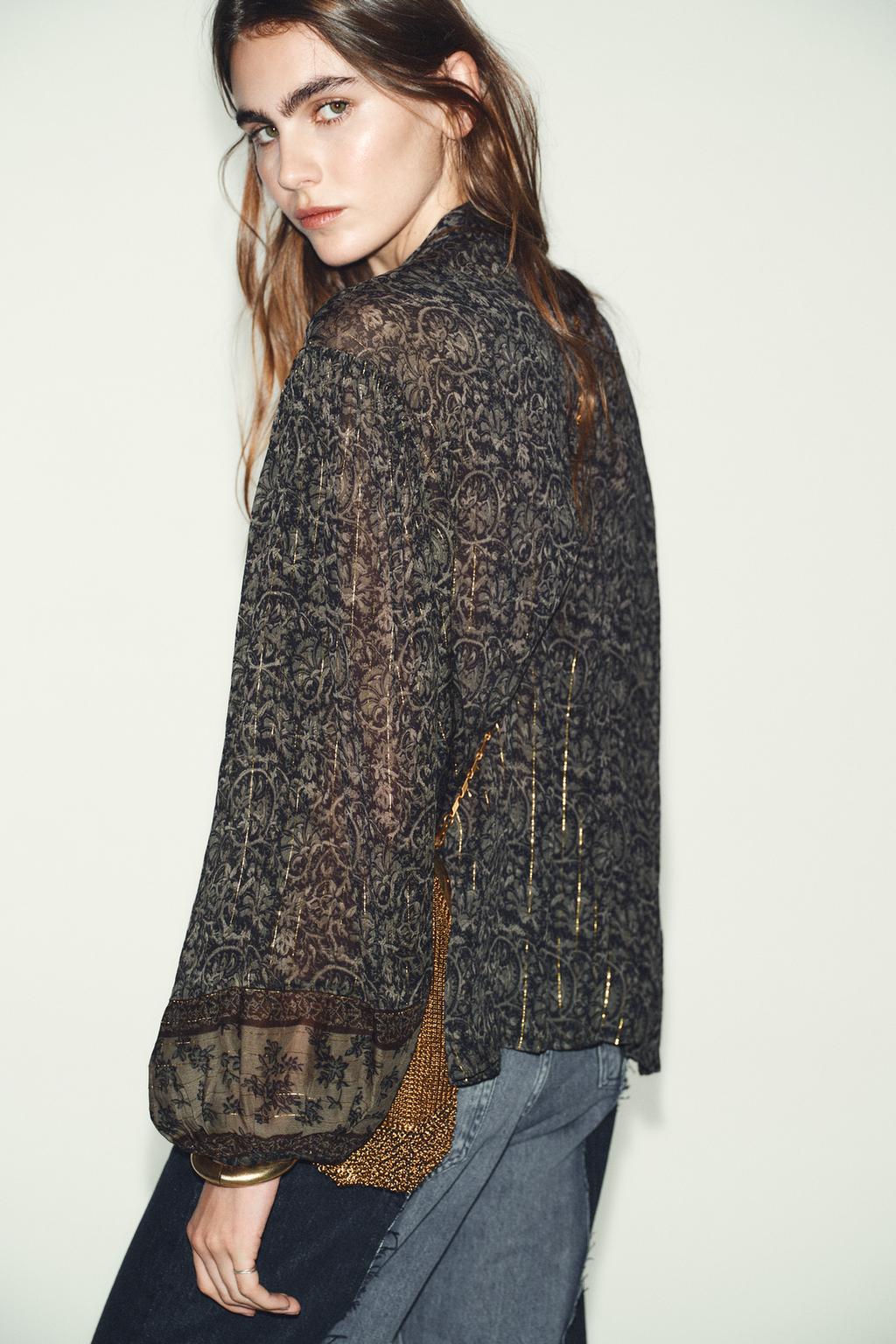БЛУЗА ИЗ ТКАНИ С ПРИНТОМ И БЛЕСТЯЩЕЙ НИТЬЮ