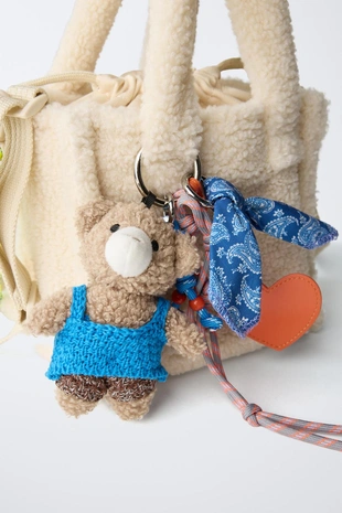 Сумка через плечо с искусственным мехом и подвеской- Заказать в России