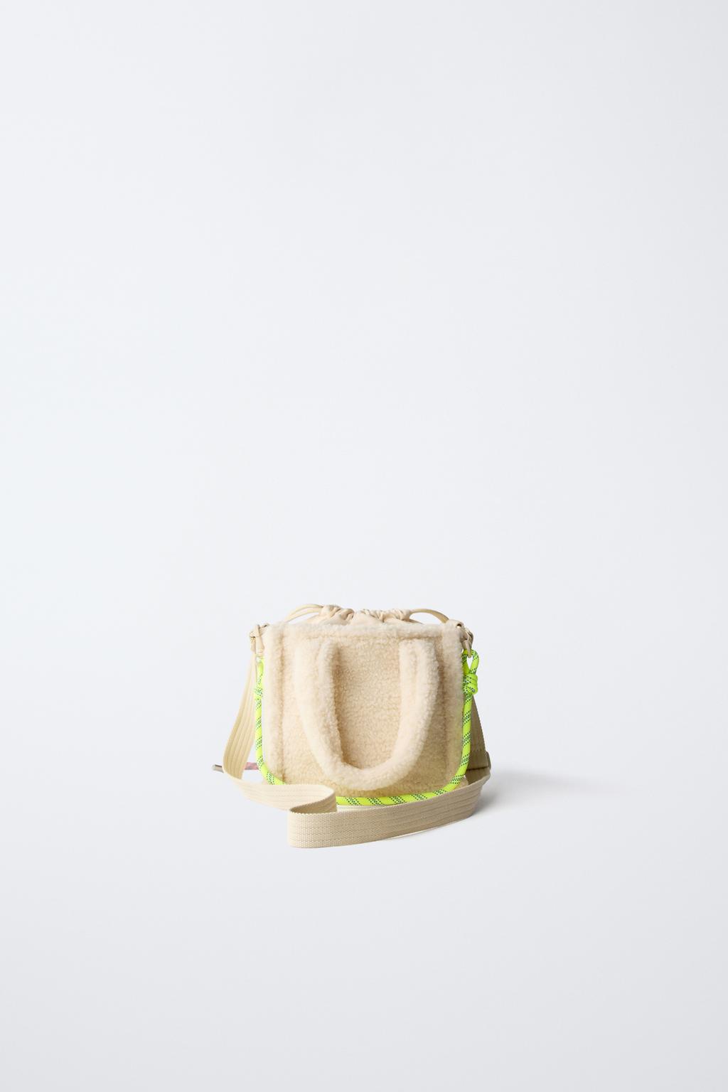 Сумка через плечо с искусственным мехом и подвеской