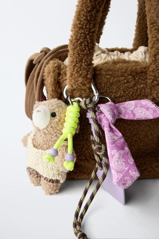 Сумка через плечо с искусственным мехом и подвесками- Заказать в России