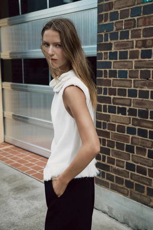 Топ с подплечниками и бахромой- Заказать в России