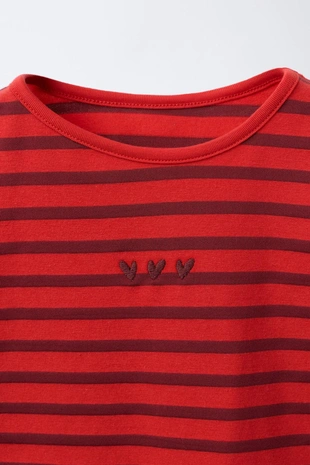 Футболка в полоску с вышитыми сердцами
