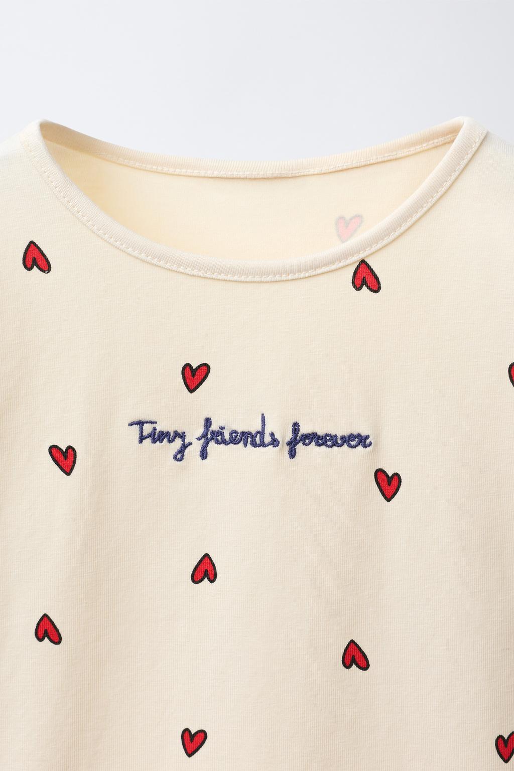 ФУТБОЛКА С ПРИНТОМ «СЕРДЦА» И ВЫШИТОЙ НАДПИСЬЮ