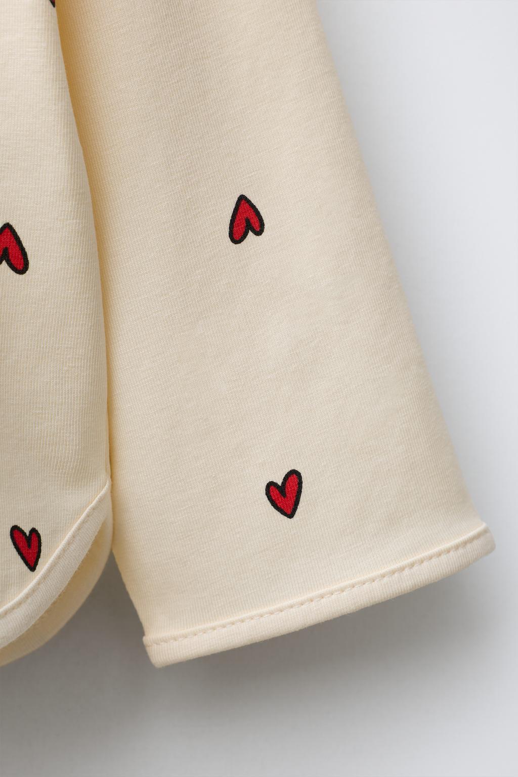 ФУТБОЛКА С ПРИНТОМ «СЕРДЦА» И ВЫШИТОЙ НАДПИСЬЮ