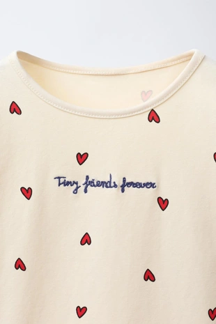 Футболка с принтом «сердца» и вышитой надписью- Заказать в России