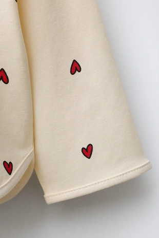 Футболка с принтом «сердца» и вышитой надписью- Заказать в России