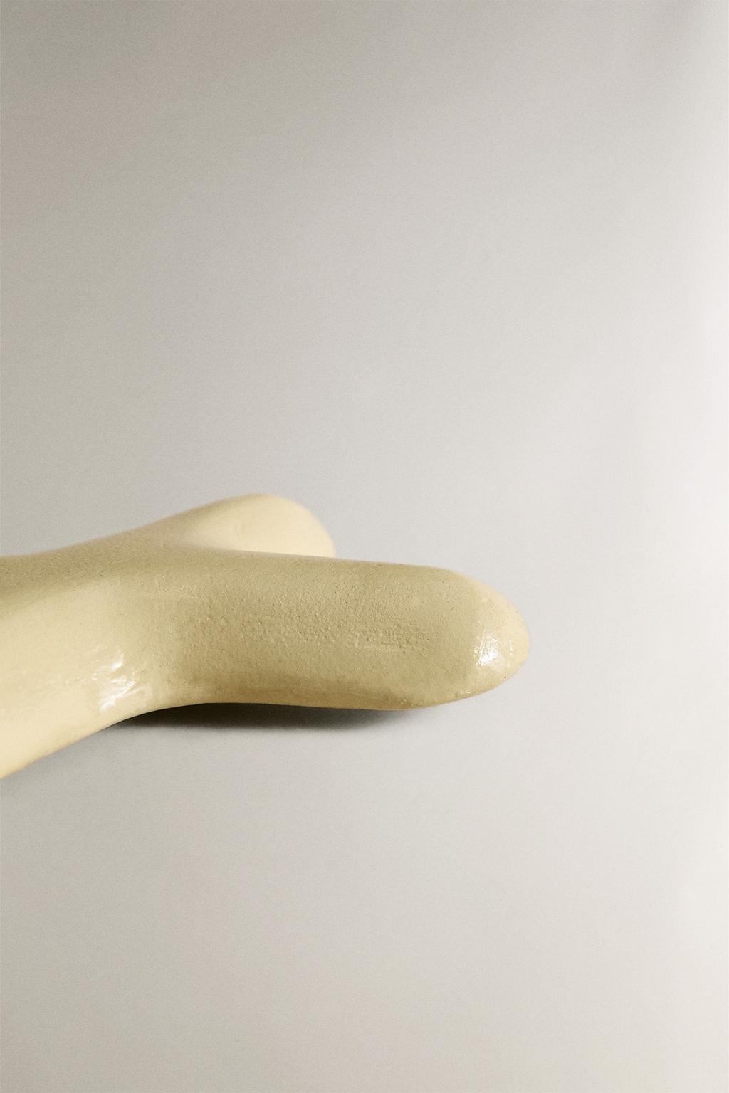 Декоративная стена в форме буквы