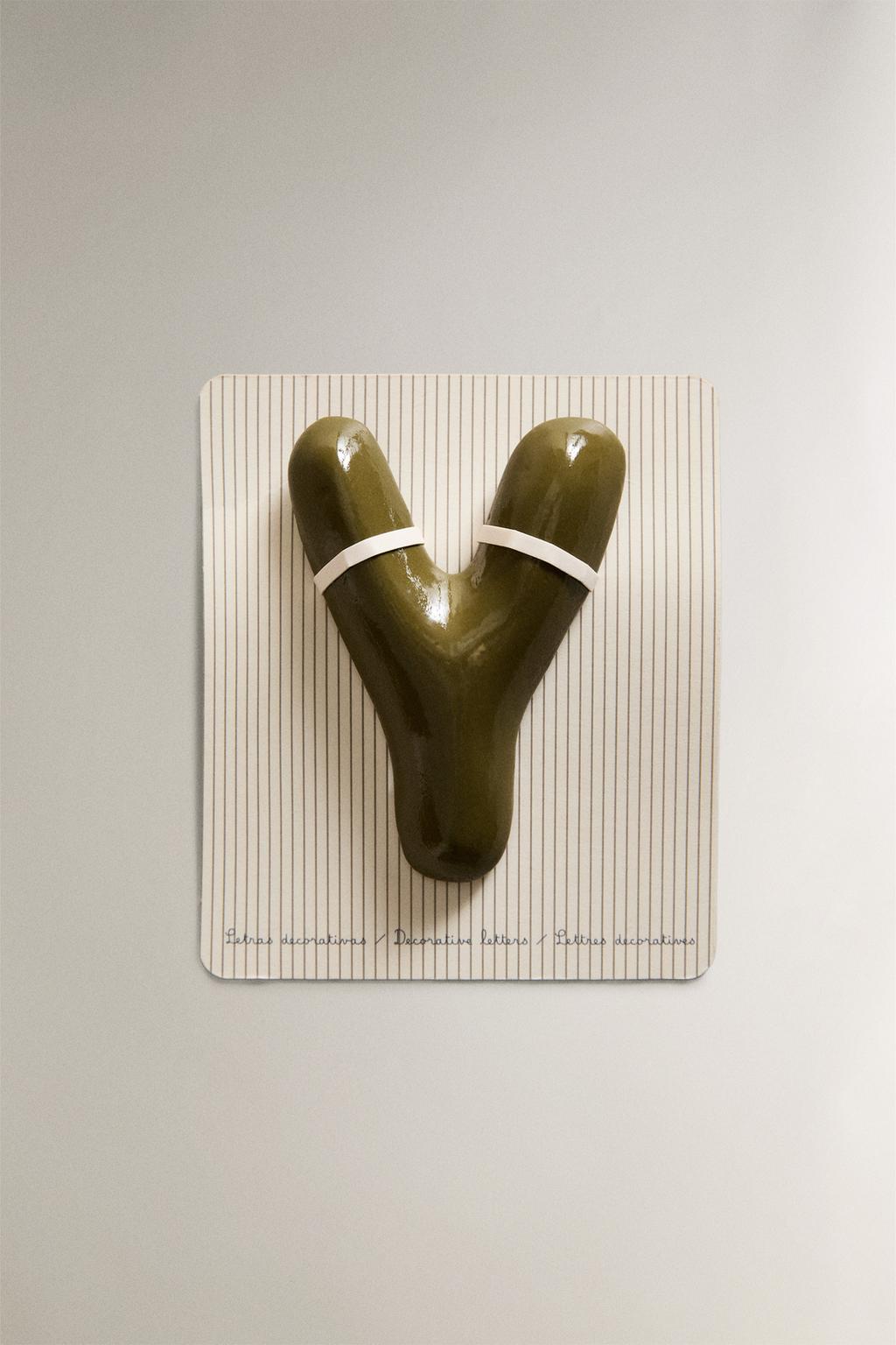 Декоративная стена в форме буквы