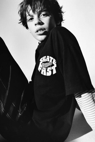 Футболка для скейтборда с рельефным принтом- Заказать в России