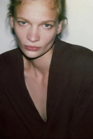 Футболка в стиле рустик с V-образным вырезом- Заказать в России