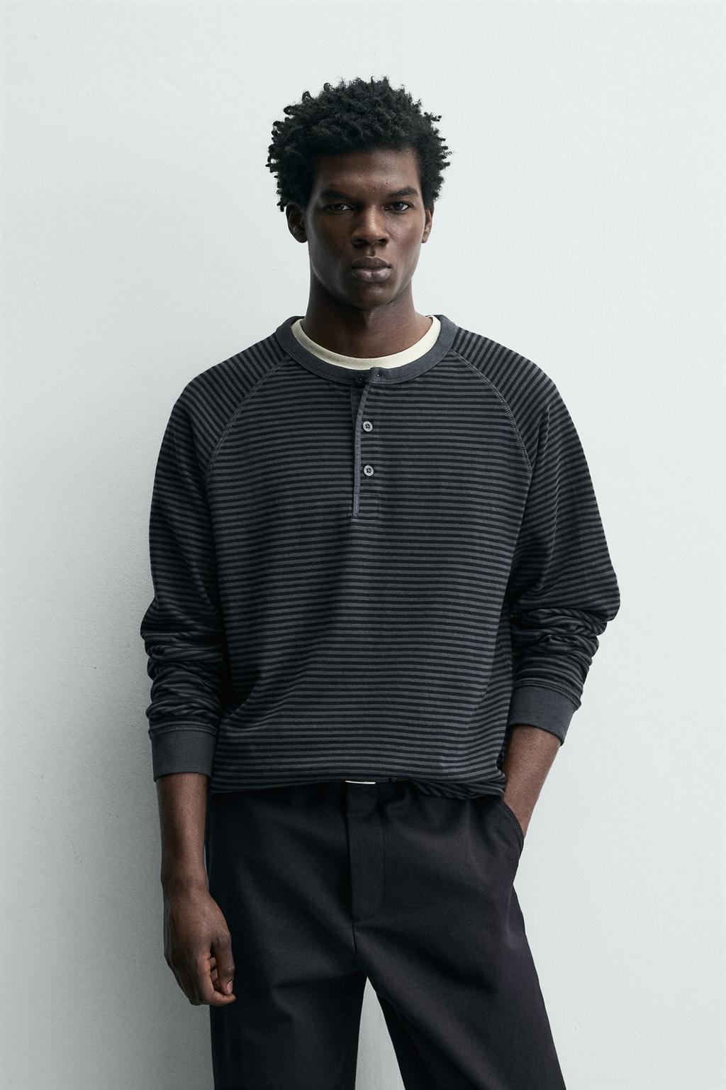 ФУТБОЛКА С КРУГЛЫМ ВЫРЕЗОМ НА ПУГОВИЦАХ