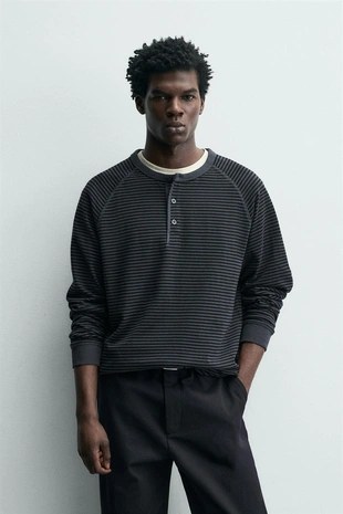 Футболка с круглым вырезом на пуговицах- Заказать в России