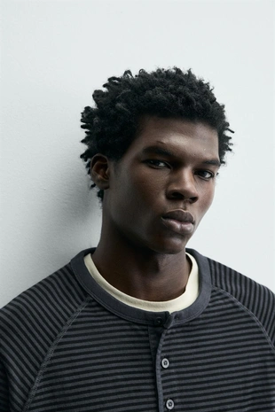 Футболка с круглым вырезом на пуговицах- Заказать в России