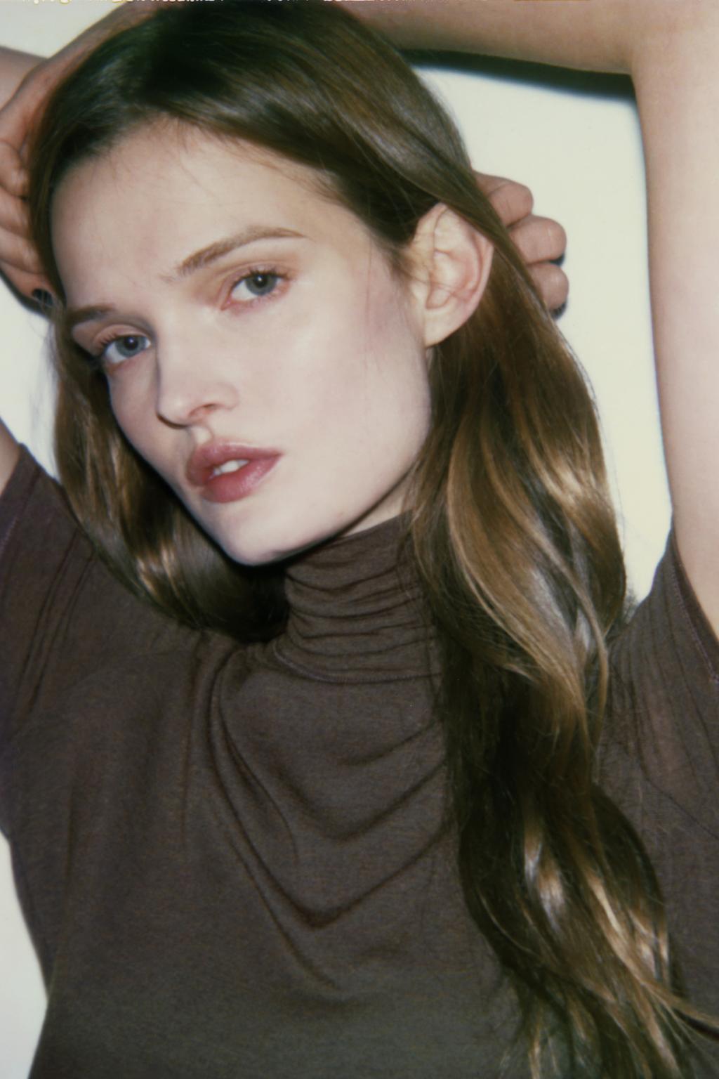 ФУТБОЛКА С АСИММЕТРИЧНЫМ ВЫСОКИМ ВОРОТНИКОМ