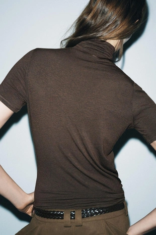 Футболка с асимметричным высоким воротником