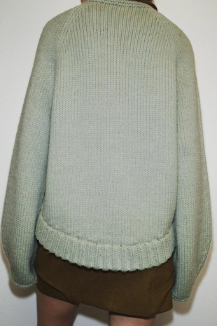 Трикотажный свитер с асимметричным низом- Заказать в России