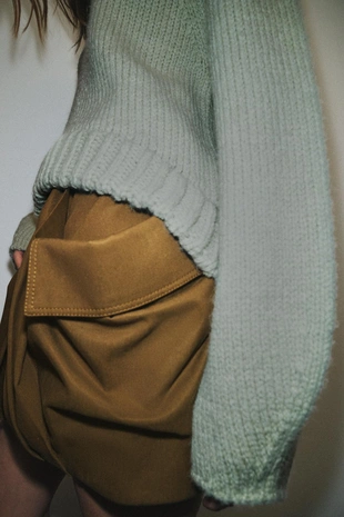 Трикотажный свитер с асимметричным низом- Заказать в России