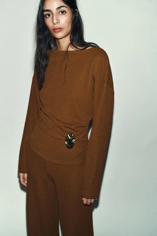 Фактурный топ с пряжкой- Заказать в России