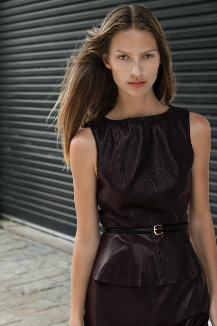 Топ из искусственной кожи с поясом