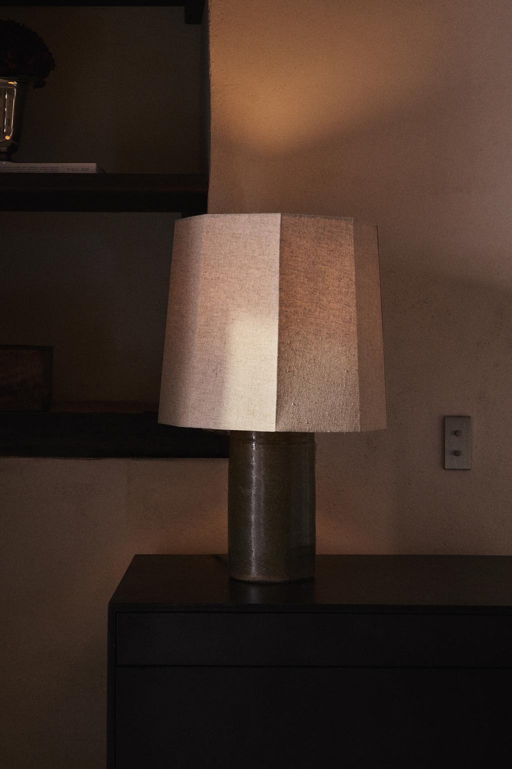 Настольная лампа из каменной керамики