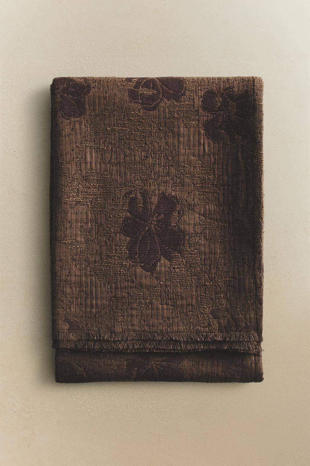 Плед с жаккардовым узором в цветочном стиле