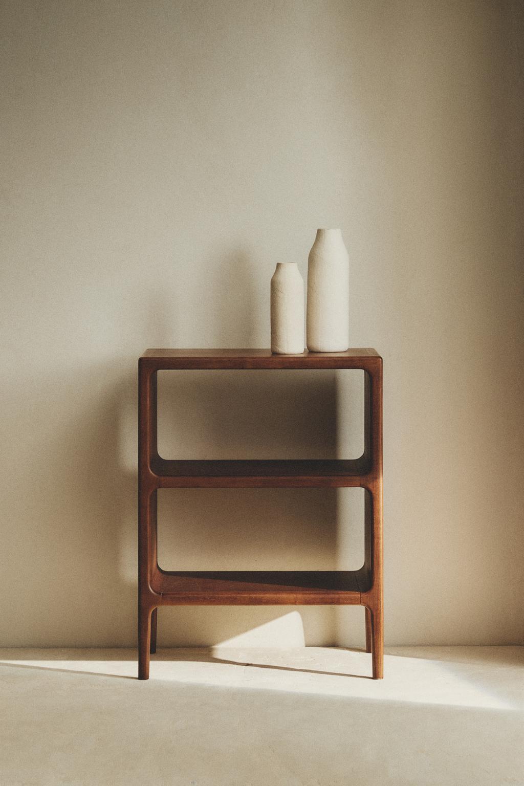 Темная деревянная отдельная предметная мебель