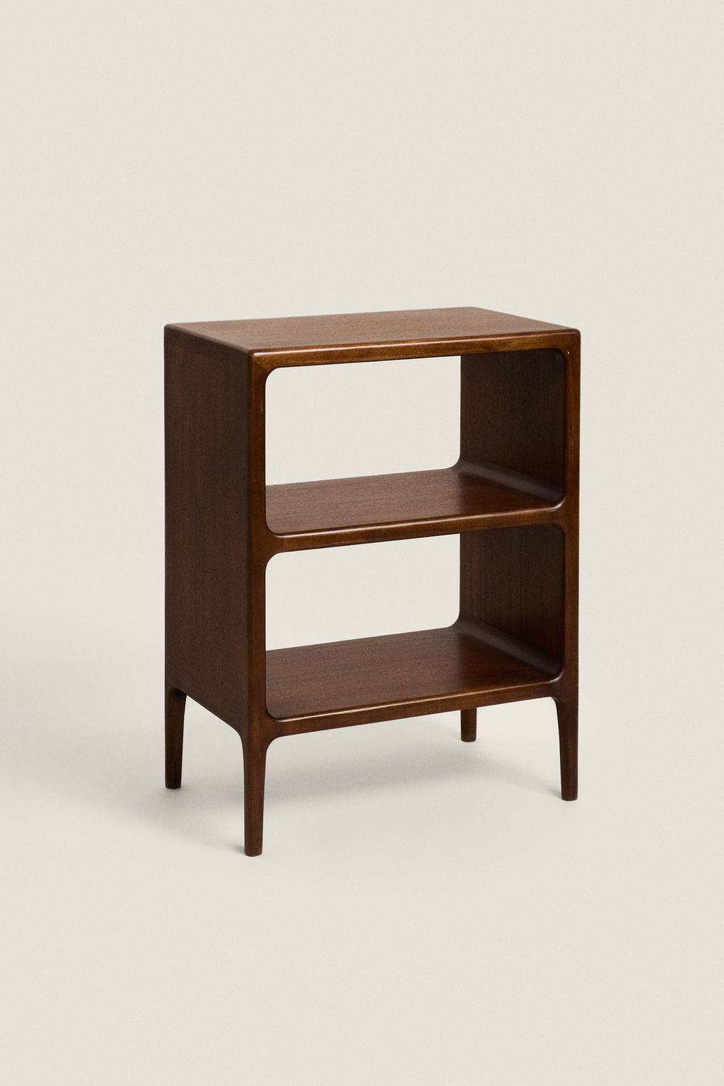 Темная деревянная отдельная предметная мебель