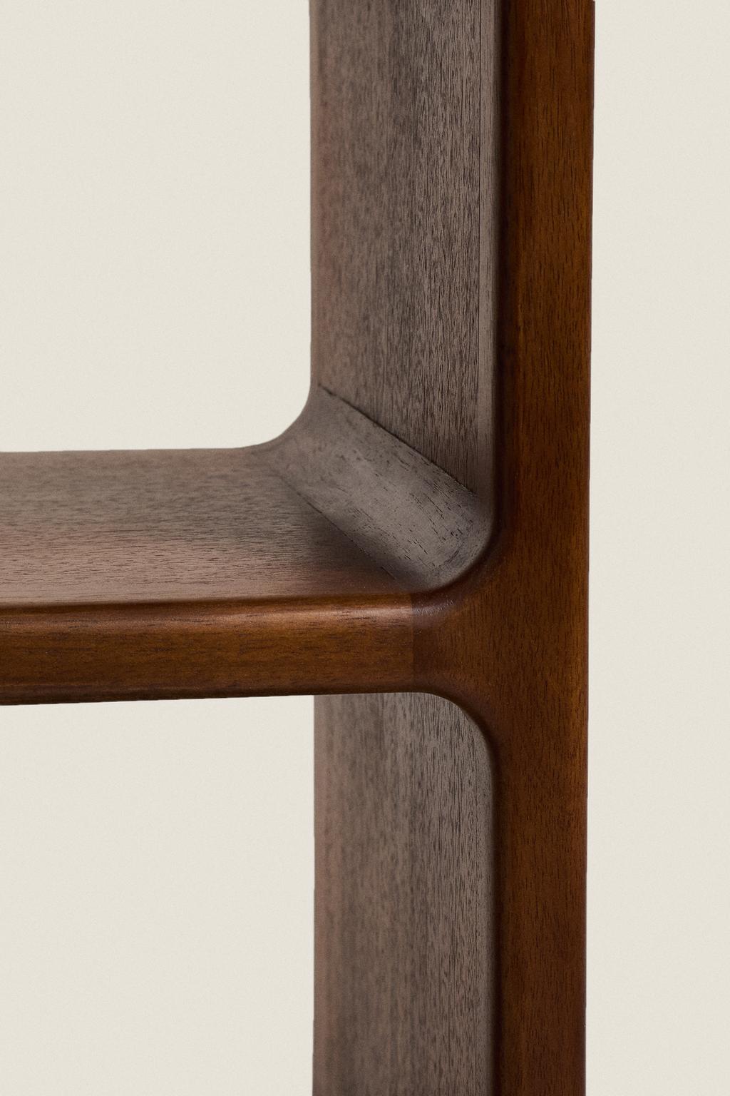 Темная деревянная отдельная предметная мебель