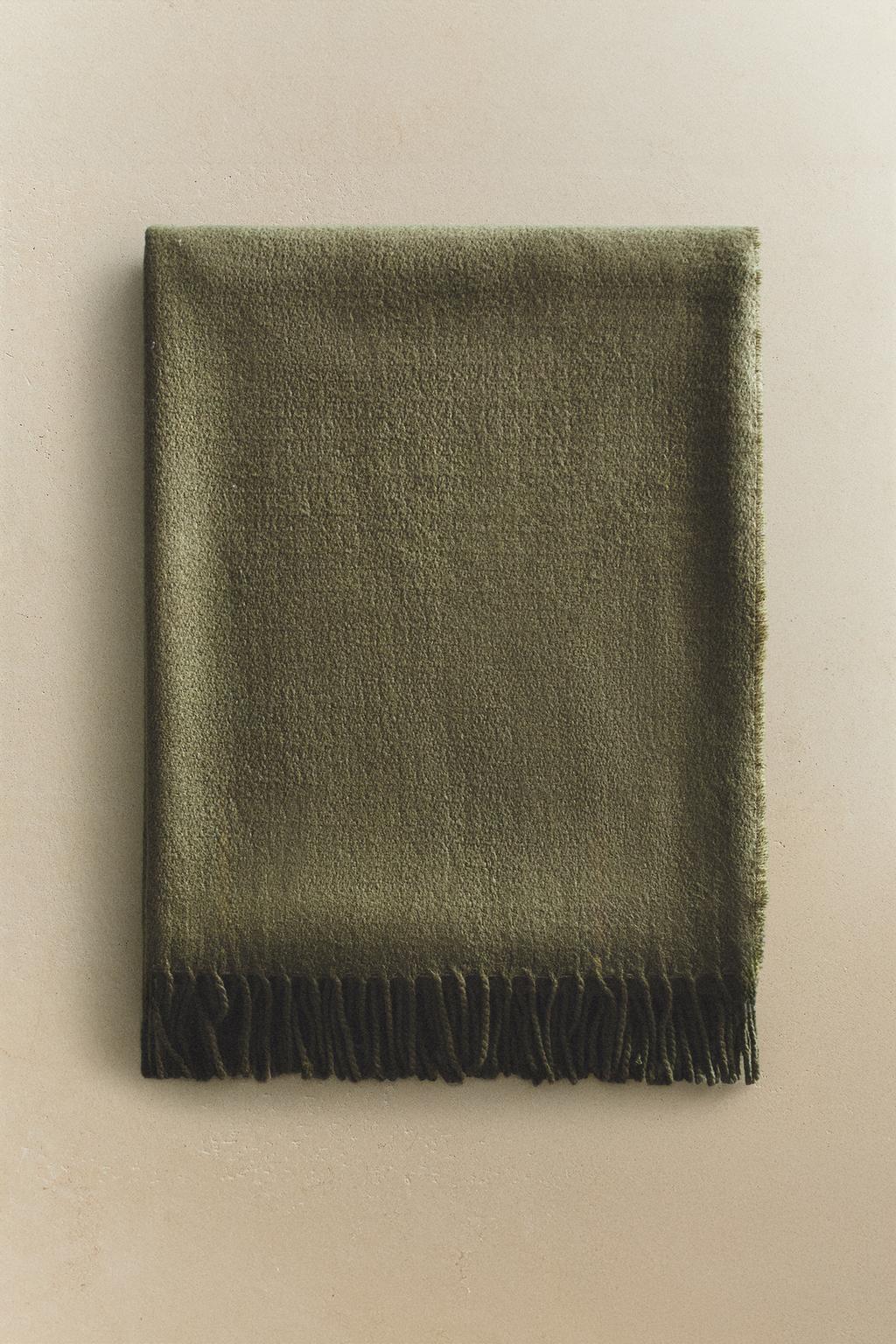 Плед с бахромой и декоративной отделкой