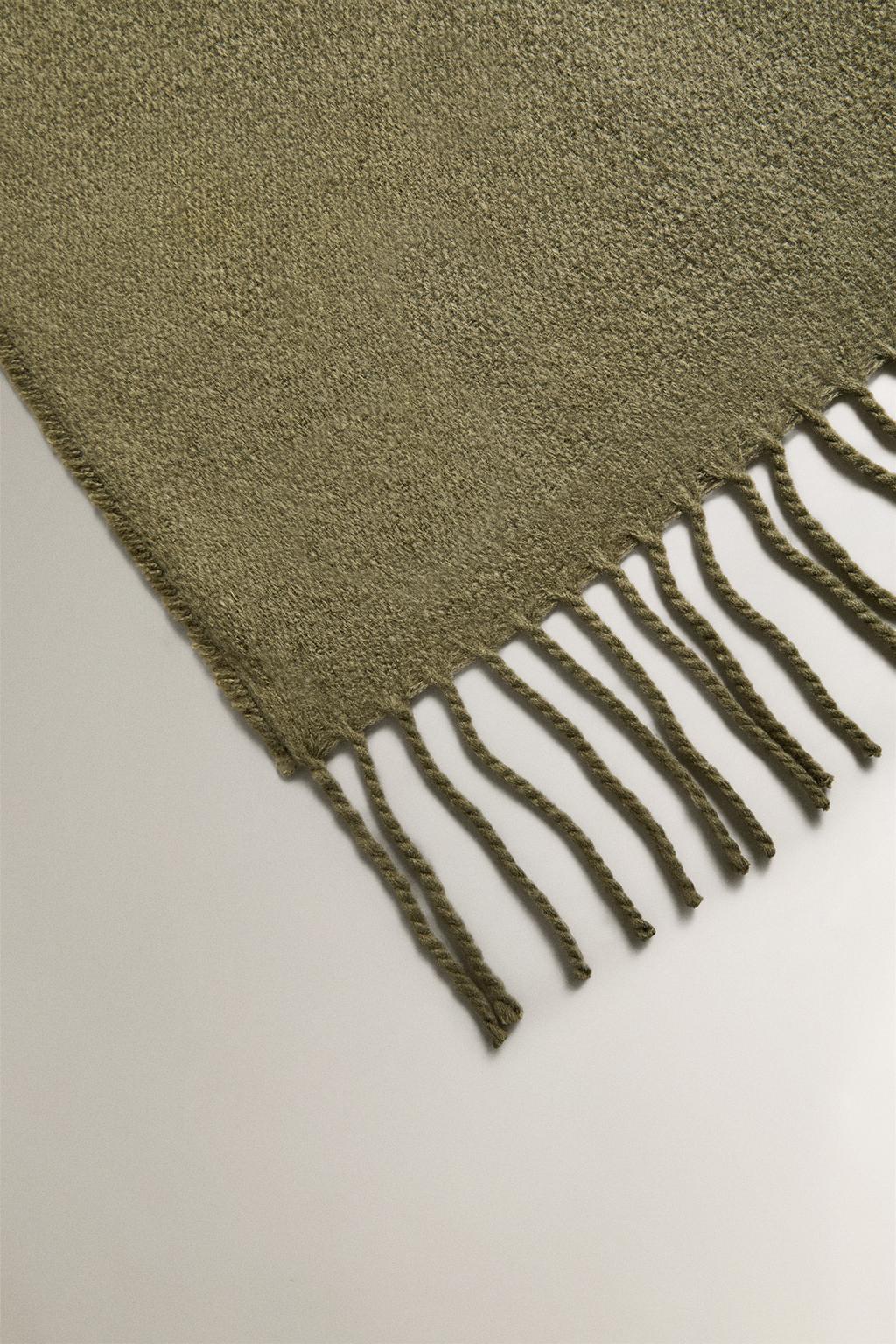 Плед с бахромой и декоративной отделкой