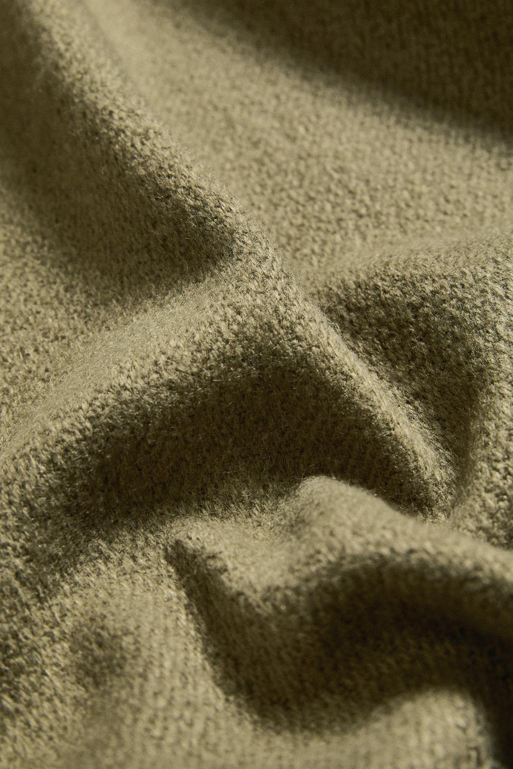 Плед с бахромой и декоративной отделкой