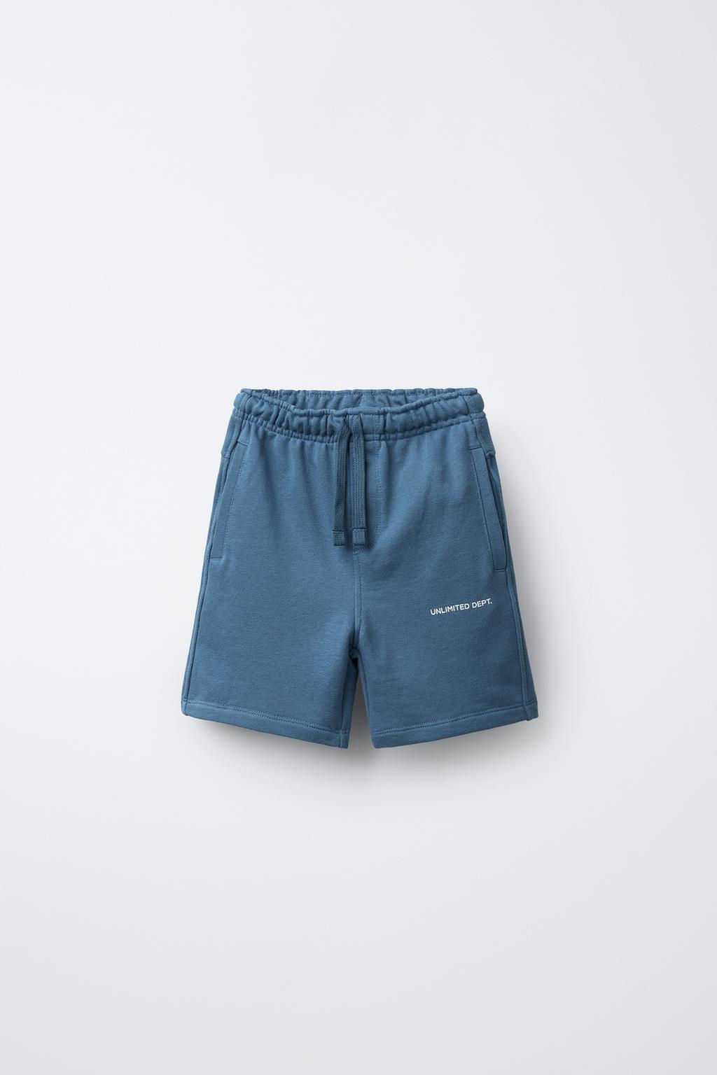 ШОРТЫ ИЗ МЯГКОЙ ТКАНИ ПРЯМОГО КРОЯ С РЕЛЬЕФНОЙ НАДПИСЬЮ