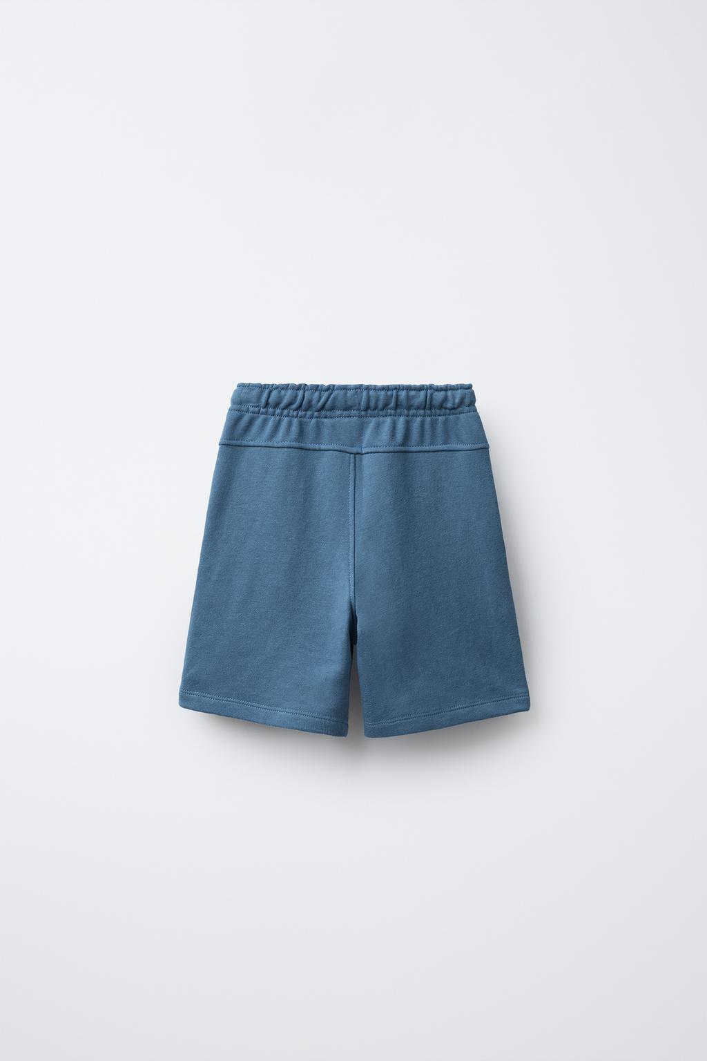 ШОРТЫ ИЗ МЯГКОЙ ТКАНИ ПРЯМОГО КРОЯ С РЕЛЬЕФНОЙ НАДПИСЬЮ