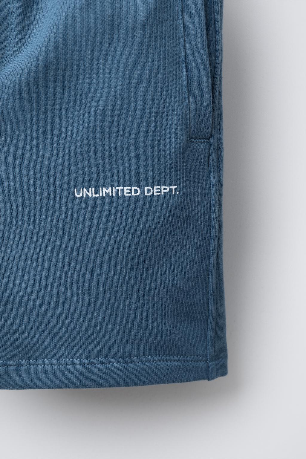 ШОРТЫ ИЗ МЯГКОЙ ТКАНИ ПРЯМОГО КРОЯ С РЕЛЬЕФНОЙ НАДПИСЬЮ