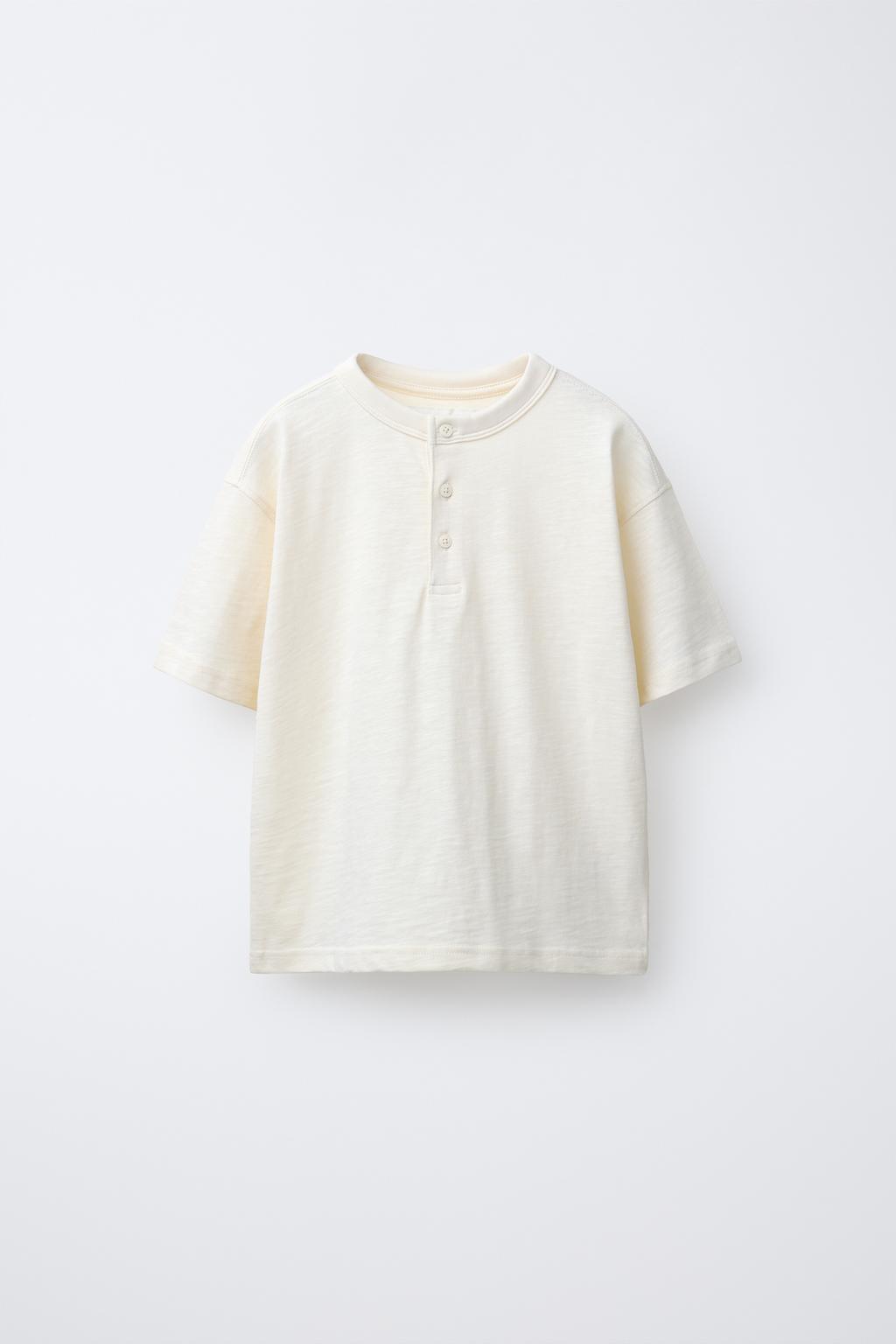 ОДНОТОННАЯ ФУТБОЛКА С ВОРОТНИКОМ НА ПУГОВИЦАХ