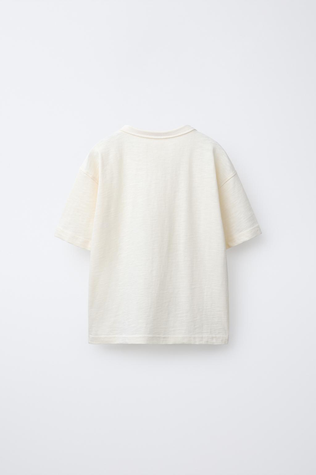 ОДНОТОННАЯ ФУТБОЛКА С ВОРОТНИКОМ НА ПУГОВИЦАХ