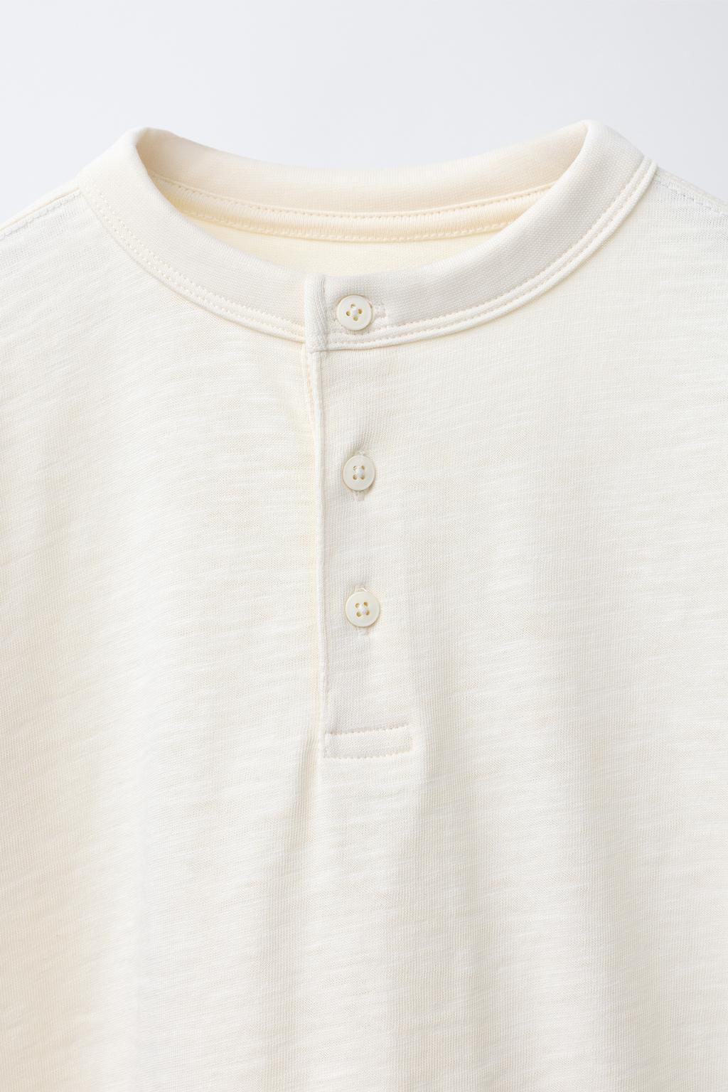 ОДНОТОННАЯ ФУТБОЛКА С ВОРОТНИКОМ НА ПУГОВИЦАХ