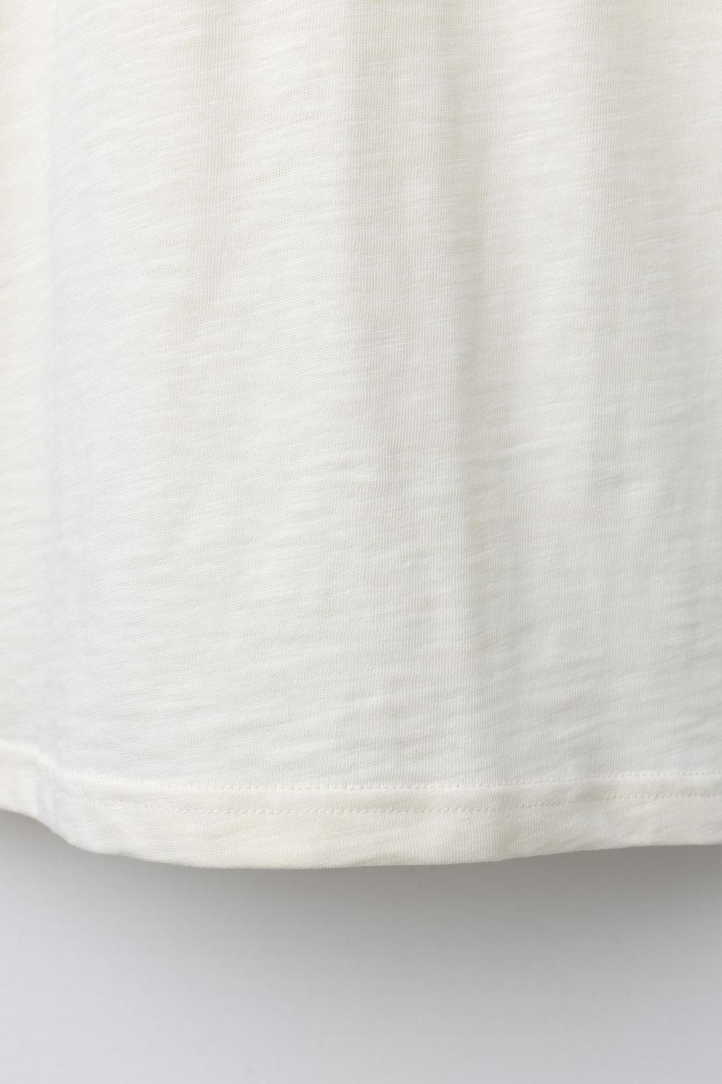 ОДНОТОННАЯ ФУТБОЛКА С ВОРОТНИКОМ НА ПУГОВИЦАХ