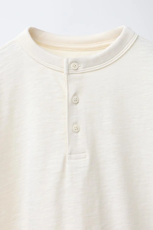 Однотонная футболка с воротником на пуговицах