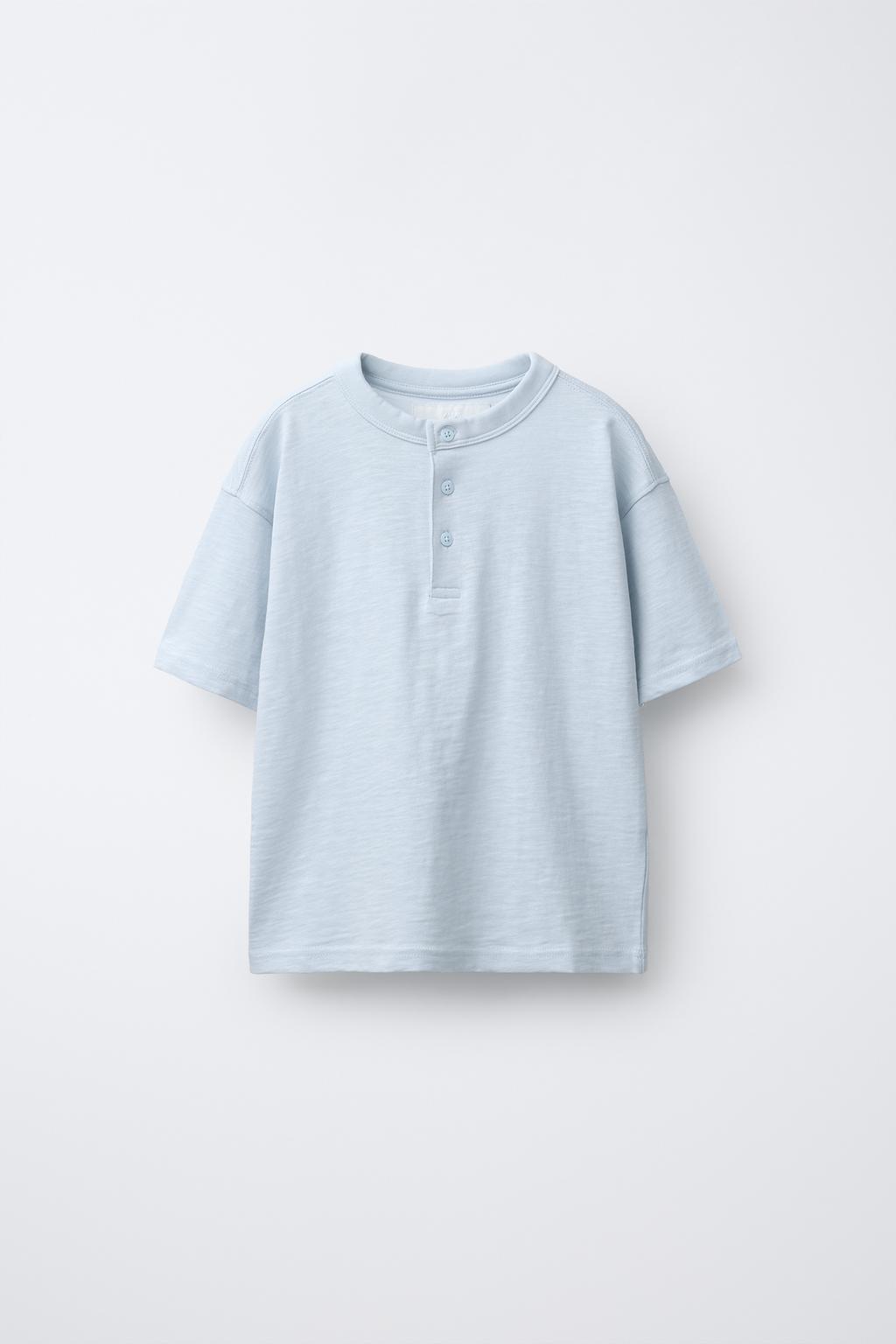 ОДНОТОННАЯ ФУТБОЛКА С ВОРОТНИКОМ НА ПУГОВИЦАХ